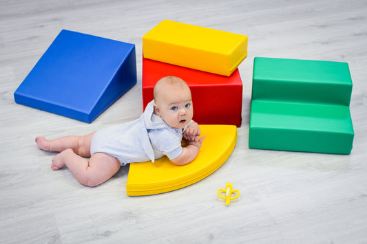 Baby speelt op IGLU Soft Play foamblokken – veilige antislip klimset kinderopvang thuis