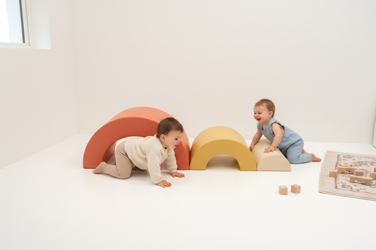 IGLU Kinderen spelen met foam boog-blokken