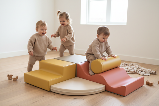 Soft play blokken set met kids in prachtige kamer