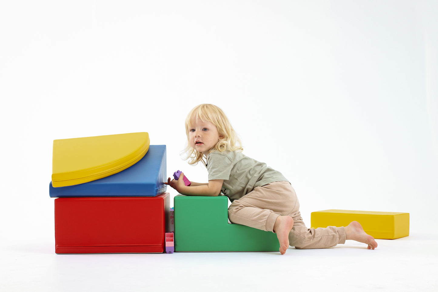 Peuter klimt op IGLU Soft Play schuimblokken – motoriekontwikkeling veilig speelgoed