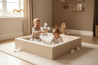 Beige ballenbak met kinderen in prachtige kamer