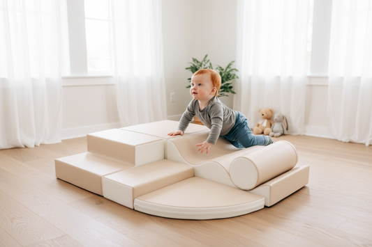 Crème foam set met baby in Scandinavische kinderkamer