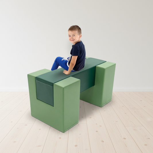 Groene blokken houten vloer witte muur