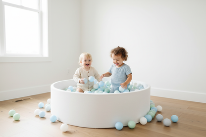 IJsblauw mint wit grijs pastelblauw ballenbak twee kids