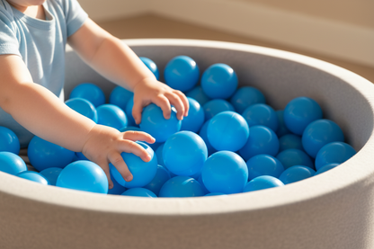 Lichtblauwe ballen – kinderhanden in ballenbak