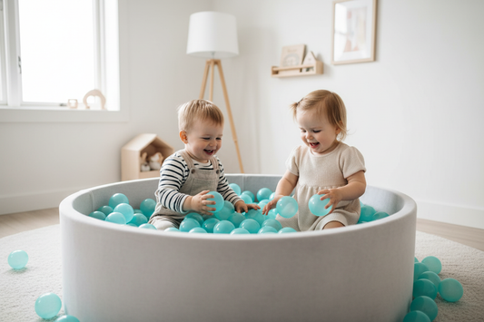 Meerdere kids in turquoise ballenbak kinderkamer