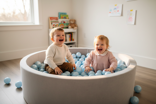 Twee kinderen babyblauw ballenbak exacte kleur