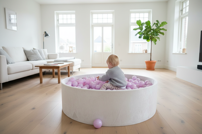 Witte ballenbak lila ballen lichte kamer