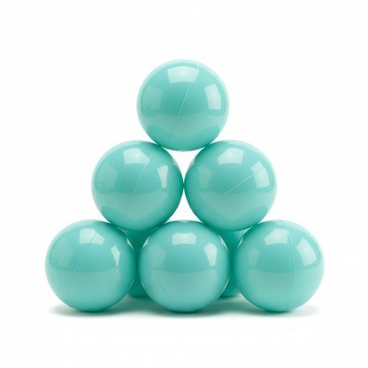 Zes mint turquoise ballen in driehoek op witte achtergrond
