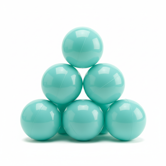 Zes mint turquoise ballen in driehoek op witte achtergrond